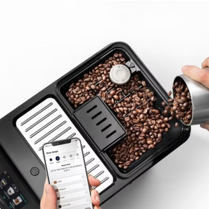 Machine DE’LONGHI Eletta Explore - broyeur expresso connecté, coloris Argent, panneau de commande intuitif avec écran couleur tactile, 50 recettes. Machine adaptée pour l’usage à domicile, En vente chez Arlo’s Coffee, artisan torréfacteur de café de spécialité situé à Rambouillet dans les Yvelines, ile de France. Un coffret de café en grain offert avec l'achat d'une machine.