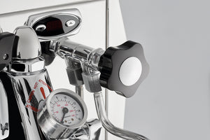 Machine à café Semi-pro - Botticelli Specialty - Chaudière 1.8 L - Réservoir d'eau 3 L amovible - Buse vapeur en acier inox pour préparer cappuccinos, boissons lactées ou thé et infusions - Châssis en acier inoxydable AISI 304  - Thermostat de sécurité - tasseur, cuillère doseuse et brosse de nettoyage - ARLO'S COFFEE artisan torréfacteur à Rambouillet (Yvelines) vous accompagne pour choisir votre machine à grain espresso broyeur. Découvrez également notre café éthique en grain ou moulu et 100% arabica !