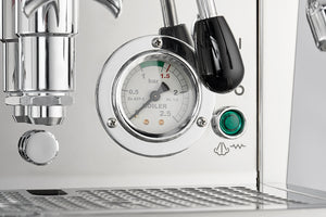 Machine à café Semi-pro - Botticelli Evoluzione PID - Chaudière 1.8 L - Réservoir d'eau 3 L amovible - Buse vapeur en acier inox pour préparer cappuccinos, boissons lactées ou thé et infusions - Châssis en acier inoxydable - Thermostat de sécurité - tasseur, cuillère doseuse et brosse de nettoyage - ARLO'S COFFEE artisan torréfacteur à Rambouillet (Yvelines) vous accompagne pour choisir votre machine à grain espresso broyeur. Découvrez également notre café éthique en grain ou moulu et 100% arabica !