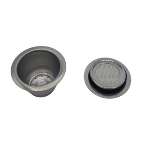 Éléments contenus dans la boite : une capsule réutilisable compatible Nespresso, une brosse et une cuillère doseuse. La capsule est en acier inoxydable et couvercle en silicone conçues pour une réutilisation sans fin sur votre machine Nespresso ! En vente chez Arlo’s Coffee, artisan torréfacteur de café de spécialité situé à Rambouillet dans les Yvelines. Café en grain et moulu. Café éthique et responsable.  