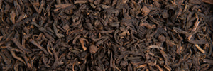 Pu Erh Bio / L'autre thé / Yunnan Tuocha /Ce thé bio "Pu Erh" ou "Yunnan Tuocha" provient du sud de la province chinoise du Yunnan. Ses feuilles sont pressées et cassées. On l'appelle thé sombre car il subit une longue fermentation et conservation dans le noir, ce qui lui donnent une maturation propre au Pu Erh. Le thé bio Pu Erh offre une tasse aromatique terreuse au léger goût de noisette. En vente chez Arlo’s Coffee, artisan torréfacteur de café de spécialité situé à Rambouillet dans les Yvelines