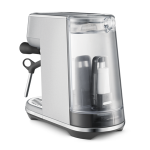 Expresso automatique - Bambino - compacte. Pompe 15 bars. Le bac d'égouttage, la buse vapeur pivotante et le réservoir d'eau de 1,4L sont amovibles et faciles à nettoyer. Porte filtre 54 mm. Coloris Argent. Retrouvez-là chez Arlo's Coffee, artisan torréfacteur à Rambouillet (Yvelines). Découvrez également notre café de spécialité (éthique et responsable) pur arabica en grain ou moulu ! Un coffret de café est offert pour l'achat d'une machine. 