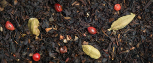 Stendhal Bio / L'autre thé / Thé noir / Arlo's Coffee / Ce thé noir bio "Stendhal" est un thé noir parfumé aux fruits rouges (framboise, fraise, groseille, cassis), rehaussé d'épices : cardamome, poivre du Brésil, clous de girofle, poivre noir, cardamome et agrémenté de morceaux de fruits.  Un mélange tout simplement sublime, envoûtant, rond avec une belle longueur en bouche. En vente chez Arlo’s Coffee, artisan torréfacteur de café de spécialité situé à Rambouillet 