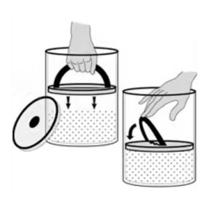 Boite en céramique, Airscape, conserve au mieux votre café en grains ou moulu et même les épices ! Très élégante avec son couvercle en bambou, elle est disponible en trois coloris : bleu, noir et blanc. L’airscape®, grâce à une technologie brevetée, permet de retirer l’air et de le pousser vers l’extérieur pour prolonger la durée de vie du café. Matériau céramique et couvercle en bambou. Capacité de 250gr. Disponible chez Arlo's Coffee artisan torréfacteur à Rambouillet.