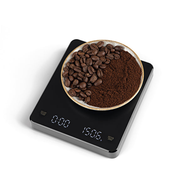 La balance à café de BEEM vous permet de peser votre café ou votre thé jusqu'à 3600g de manière exacte et précise au dixième de gramme près. La commande Sensor-Touch et l'écran LED intégré permettent une utilisation intuitive et simple. La balance fonctionne sur batterie et peut être facilement rechargée à l'aide du câble USB fourni. En vente chez Arlo's Coffee