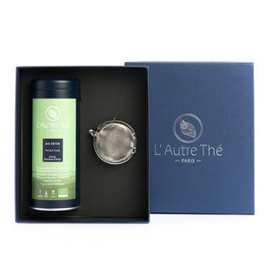 Composez votre coffret avec 1 boîte de thé au choix et une boule à thé.  Ajoutez le coffret à votre panier ainsi que la boîte de thé choisie, et nous nous occuperons de la ranger avec la boule à thé dans le coffret! En vente chez Arlo’s Coffee, artisan torréfacteur de café de spécialité situé à Rambouillet dans les Yvelines, ile de France. 