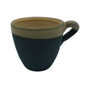 tasse à café artisanale azur - couleur bleue - en céramique pour la torréfaction arlo's coffee, réalisées à la main par un artisan potier Jean Guevel dans la vallée de la Chevreuse, dans les Yvelines.