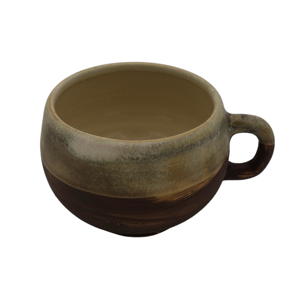 tasse à café artisanale couleur  noisette en céramique pour la torréfaction arlo's coffee, réalisées à la main par un artisan potier Jean Guevel dans la vallée de la Chevreuse, dans les Yvelines.