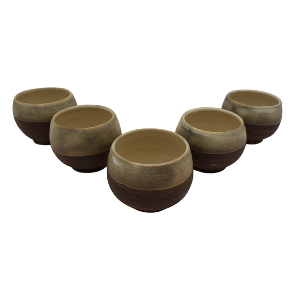 Assortiment de tasses à espresso, tasses à café artisanales couleur noisettes en céramique pour la torréfaction arlo's coffee, réalisées à la main par un artisan potier Jean Guevel dans la vallée de la Chevreuse, dans les Yvelines. Assortiments de tasse, café, café en grain, café moulu