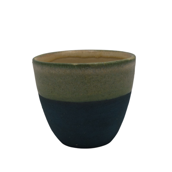 tasse à café artisanale azur - couleur bleue - en céramique pour la torréfaction arlo's coffee, réalisées à la main par un artisan potier Jean Guevel dans la vallée de la Chevreuse, dans les Yvelines.