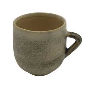 tasse à café artisanale couleur  blanc-grisé en céramique pour la torréfaction arlo's coffee, réalisées à la main par un artisan potier Jean Guevel dans la vallée de la Chevreuse, dans les Yvelines. Assortiments de tasse, café, café en grain, café moulu