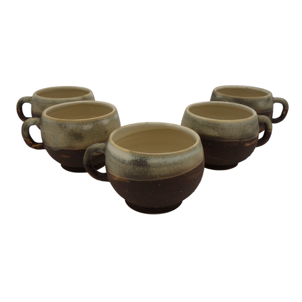Assortiment de tasses à espresso, tasses à café artisanales couleur noisettes en céramique pour la torréfaction arlo's coffee, réalisées à la main par un artisan potier Jean Guevel dans la vallée de la Chevreuse, dans les Yvelines. Assortiments de tasse, café, café en grain, café moulu