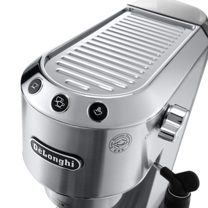 Machine DE’LONGHI Dedica Style - 14,9cm de large- Compatible café moulu (1 tasse ou 2 tasses) - Préparation de 1 ou 2 tasses avec arrêt automatique - Programmation de la quantité d’eau - Programmation de la température du café - Buse vapeur Cappuccino avec variateur pour émulsionner ou chauffer du lait. En vente chez Arlo’s Coffee, artisan torréfacteur de café de spécialité situé à Rambouillet dans les Yvelines, ile de France. Un coffret de café en grain offert avec la machine.