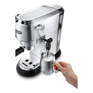 Machine DE’LONGHI Dedica Style - 14,9cm de large- Compatible café moulu (1 tasse ou 2 tasses) - Préparation de 1 ou 2 tasses avec arrêt automatique - Programmation de la quantité d’eau - Programmation de la température du café - Buse vapeur Cappuccino avec variateur pour émulsionner ou chauffer du lait. En vente chez Arlo’s Coffee, artisan torréfacteur de café de spécialité situé à Rambouillet dans les Yvelines, ile de France. Un coffret de café en grain offert avec la machine.
