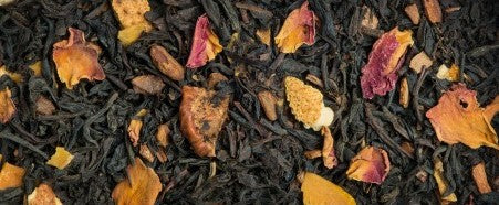 Autrefois appelé "Noël à Paris", ce thé "Paris en fête" est un mélange de thés noirs de Chine et de Ceylan aux arômes d'épices et de vanille. Parsemé de clous de girofle et de pétales de roses, il est agrémenté d'amandes effilées, de morceaux de pommes et de cannelle.   Un "must" parmi les thés de Noël de L'Autre Thé. En vente chez Arlo’s Coffee, artisan torréfacteur de café de spécialité situé à Rambouillet dans les Yvelines, ile de France. 