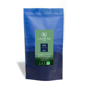 Dragon pearls Bio / L'autre thé / Arlo's Coffee / Cultivé à plus de mille mètres d'altitude dans les montagnes du Sud-Est de la Chine, ce thé biologique est roulé à la main, feuille par feuille. Un thé au parfum prononcé mais très délicat de jasmin est à boire toute la journée. L'aromatisation du thé se fait par enfleurage c'est à dire uniquement au contact de fleurs de Jasmin. En vente chez Arlo’s Coffee, artisan torréfacteur de café de spécialité situé à Rambouillet dans les Yvelines, ile de France. 