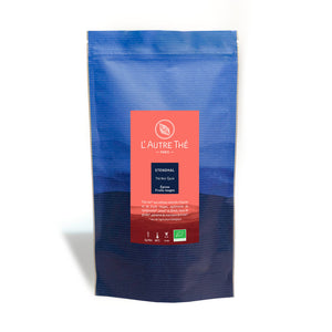 Stendhal Bio / L'autre thé / Thé noir / Arlo's Coffee / Ce thé noir bio "Stendhal" est un thé noir parfumé aux fruits rouges (framboise, fraise, groseille, cassis), rehaussé d'épices : cardamome, poivre du Brésil, clous de girofle, poivre noir, cardamome et agrémenté de morceaux de fruits. Un mélange tout simplement sublime, envoûtant, rond avec une belle longueur en bouche. En vente chez Arlo’s Coffee, artisan torréfacteur de café de spécialité situé à Rambouillet 