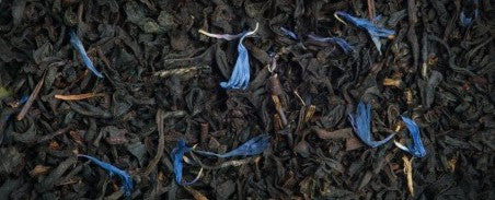 Earl Grey Supérieur Bio / L'autre thé / Thé noir / Arlo's Coffee / Ce thé noir Earl Grey Biologique est un subtil mélange de thés noirs d'Inde à la bergamote de Sicile parsemé de fleurs de bleuet. Finement parfumé, il accompagne harmonieusement le petit déjeuner ou le goûter. Un grand classique pour les amateurs de bergamote. La bergamote est un agrume fruité très vif. En vente chez Arlo’s Coffee, artisan torréfacteur de café de spécialité situé à Rambouillet dans les Yvelines, ile de France.