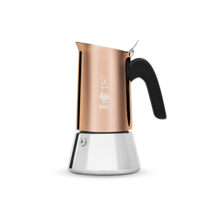 Cafetière italienne 6 tasses induction (170ml), brevetée Bialetti. Une cafetière italienne aux formes douces, arrondies et élégantes ! En inox, inaltérable dans le temps, ne s'oxyde pas. Nettoyage facile : passe au lave-vaisselle. Compatible tous feux dont induction. En vente chez Arlo’s Coffee, artisan torréfacteur de café de spécialité situé à Rambouillet dans les Yvelines. 